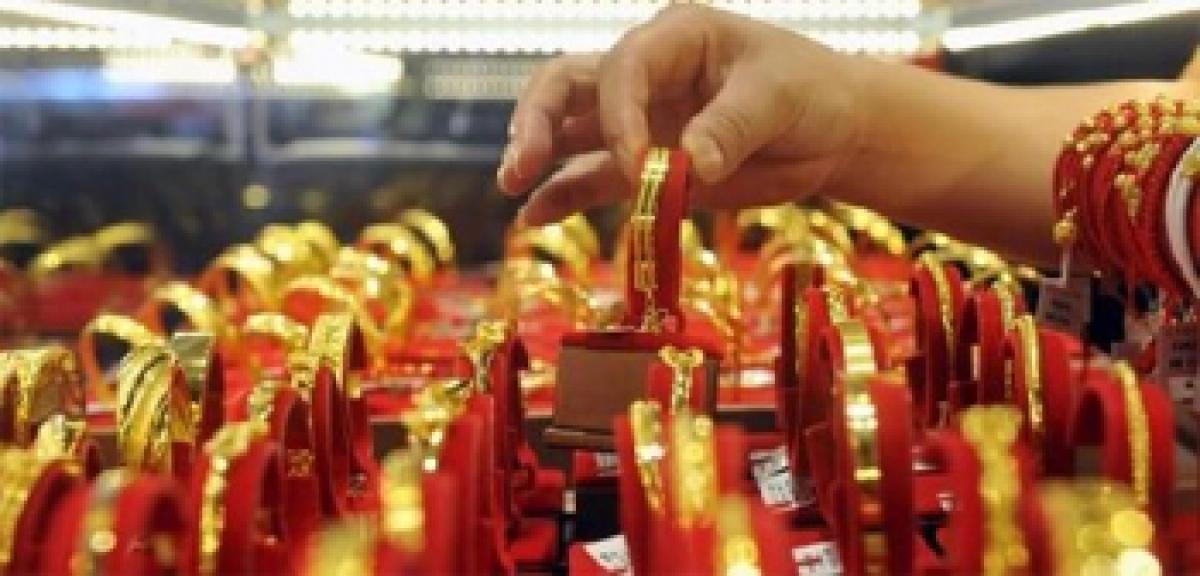 Gold climbs to near three-week high on safe-haven demand